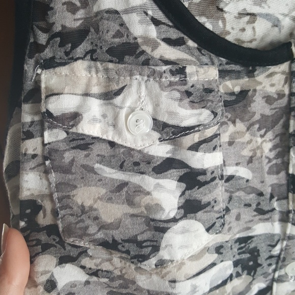Camo crop top, tie front tank top - Picture 2 of 5